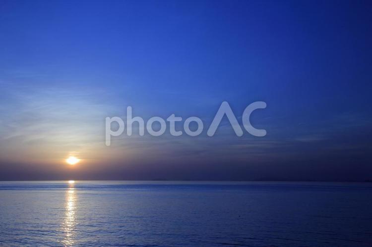 愛媛県伊予市　伊予灘に沈む夕日 夕日,夕やけ,夕焼けの写真素材