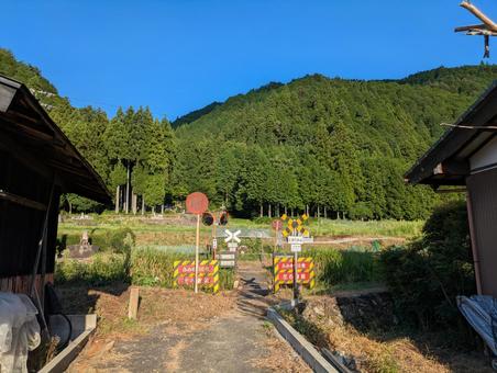 夏空&夏山と小さな小さな踏切 夏空&夏山と小さな小さな踏切 踏切,標識,最大幅の写真素材
