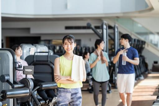 ジムでトレーニングする若い女性 ジム,フィットネス,トレーニングの写真素材