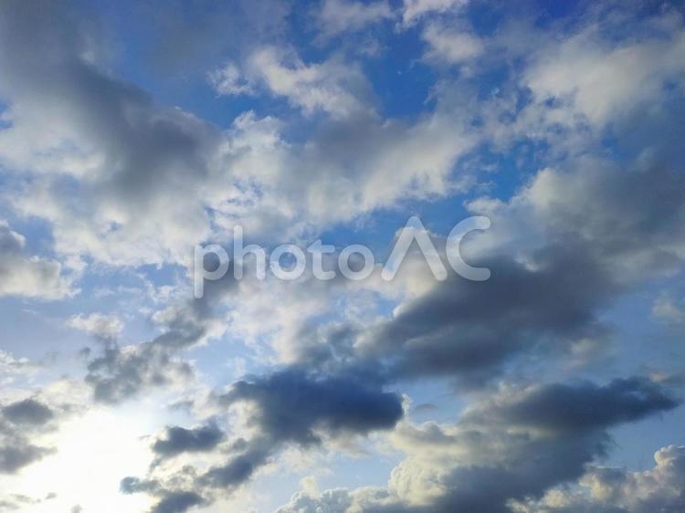 青空と雲と日差し 青空,空,日差しの写真素材