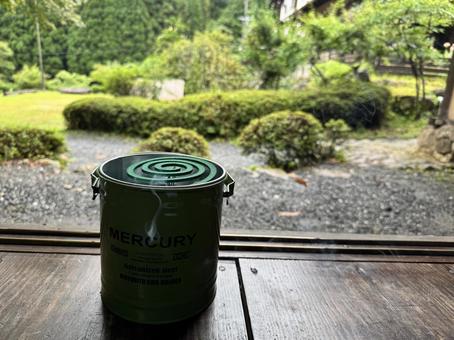 縁側で楽しむ蚊取り線香と夏の田舎時間 縁側で楽しむ蚊取り線香と夏の田舎時間 縁側,蚊取り線香,夏の写真素材
