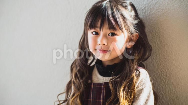 髪の毛を染めている小学生 小学生,メッシュ,髪染めの写真素材
