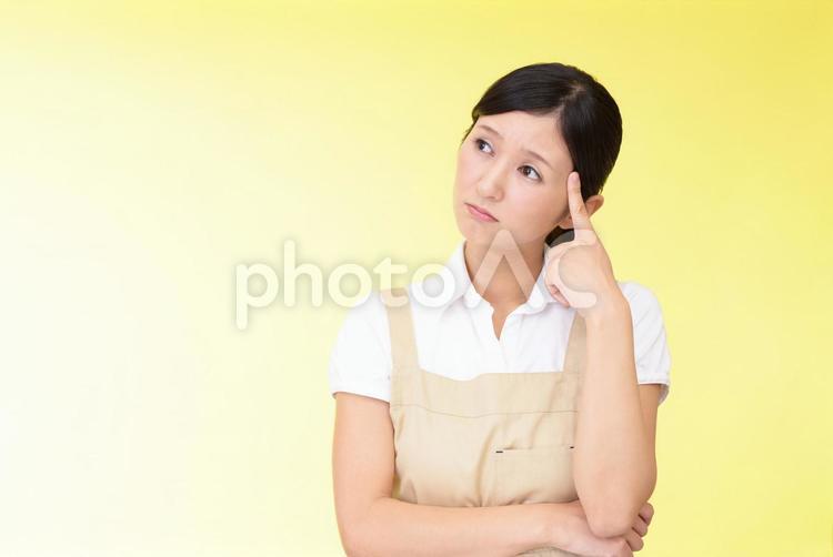 不安そうな表情の女性 女性,主婦,母親の写真素材