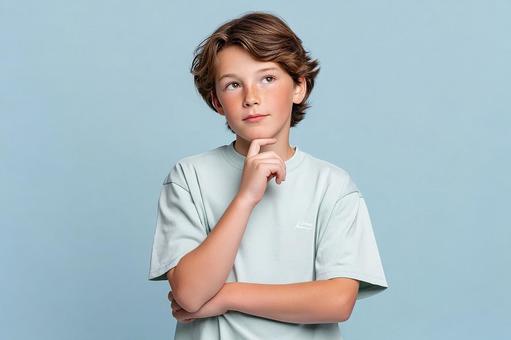 何かを思い描く小さな男の子のポートレート 何かを思い描く小さな男の子のポートレートの写真