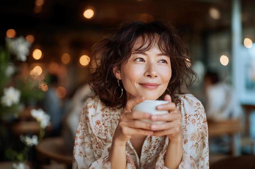カフェでリラックスするミドル女性2の写真