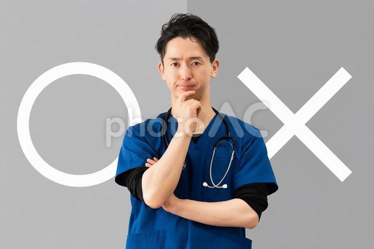 マルかバツか考える医療スタッフの男性 男性,医療,医者の写真素材