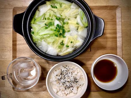白菜と鶏肉の水炊き鍋とヘルシー玄米ご飯 白菜と鶏肉の水炊き鍋とヘルシー玄米ご飯 白菜,鶏肉,鍋の写真素材