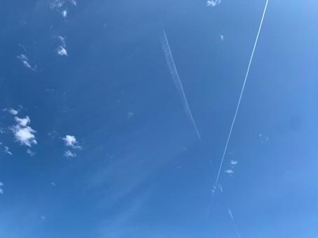 交差する飛行機雲と青空 交差する飛行機雲と青空の写真