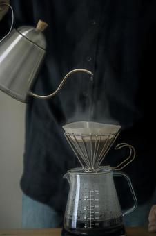 おうち時間で楽しむドリップコーヒー おうち時間で楽しむドリップコーヒー ハンドドリップ,ペーパードリップ,コーヒーの写真素材