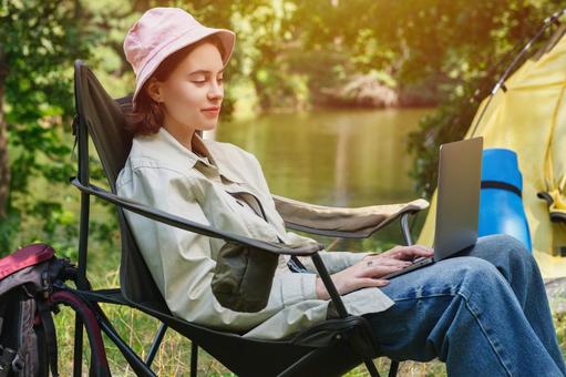 ピンク帽の女性キャンパー 女性,外国人,キャンプの写真素材