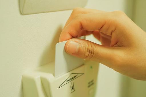 ホテルのカードキーを挿入する女性の手元　 挿入,カードキー,ロックの写真素材