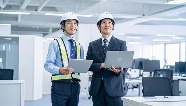 オフィスで働く日本人システムエンジニアの写真