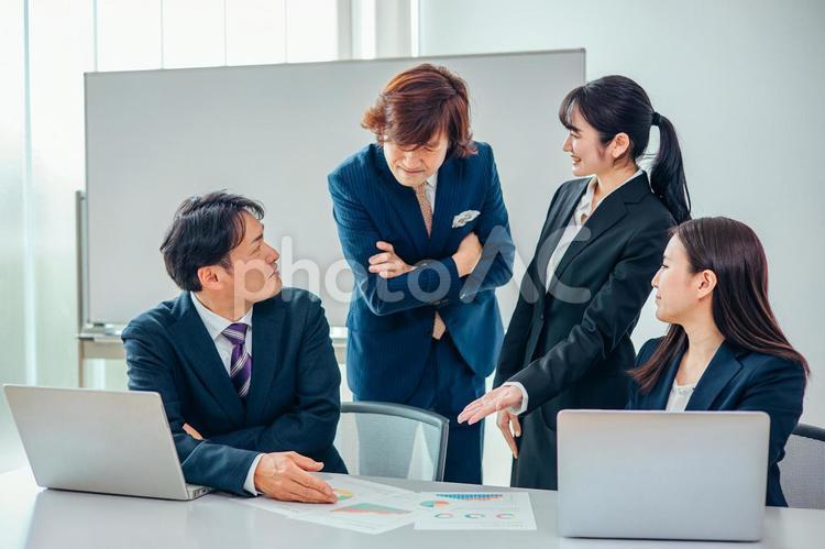 会議をするスーツ姿の男女 会議,打ち合わせ,ミーティングの写真素材
