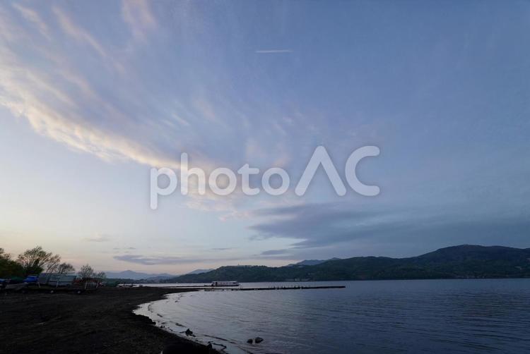 夕暮れの空と湖 夕日,空,夕景の写真素材
