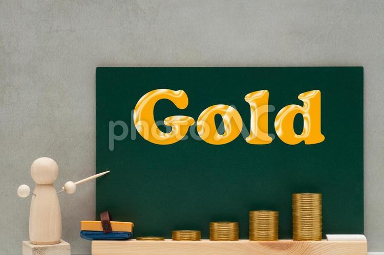 黒板にgoldの文字と金貨のイメージ お金,金貨,goldの写真素材