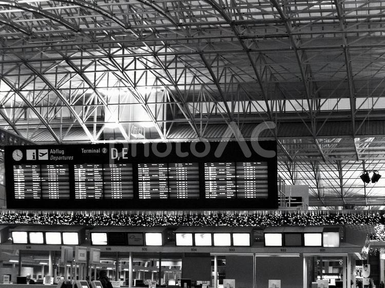 フランクフルト空港ターミナル内部　白黒 フランクフルト空港,ドイツ,全日空側ターミナルの写真素材