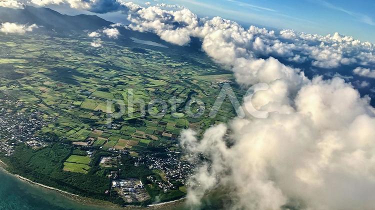 飛行機から撮影した八重山諸島石垣島 石垣島,島,海の写真素材