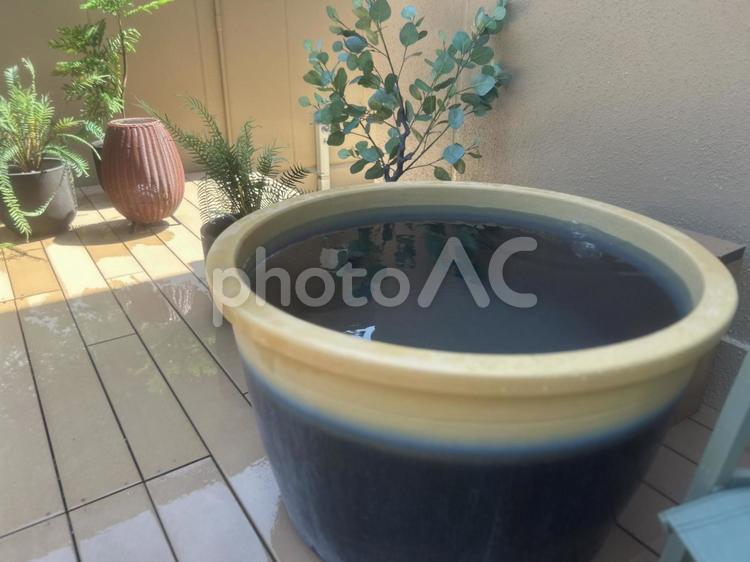 和風な壺型のお風呂　壺湯　温泉 壺湯,お風呂,バスの写真素材