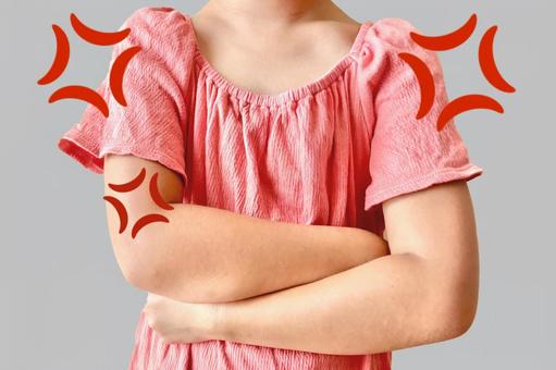 腕組みして怒る子供のポーズ 腕組みして怒る子供のポーズ 怒る,怒り,怒の写真素材