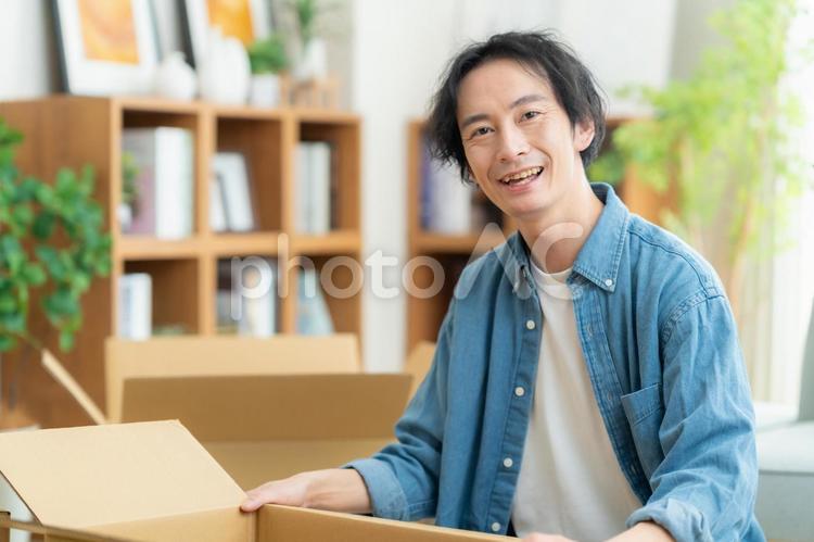 引越しをする若い男性 引越し,男性,引っ越しの写真素材