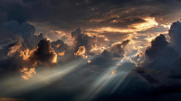 希望の光が射すドラマチックな雲 希望の光が射すドラマチックな雲の写真