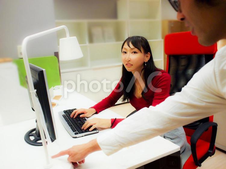 上司に注意される女性 女性,仕事中,パソコンの写真素材