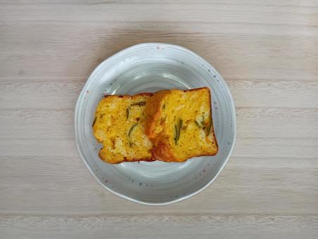 切った手作りかぼちゃパウンドケーキ 切った手作りかぼちゃパウンドケーキ かぼちゃパウンドケーキ,パウンドケーキ,ケーキの写真素材