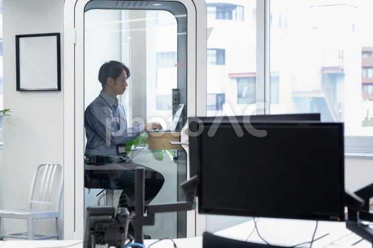 オフィスカジュアルの若い男性エンジニア ビジネス,オフィス,エンジニアの写真素材