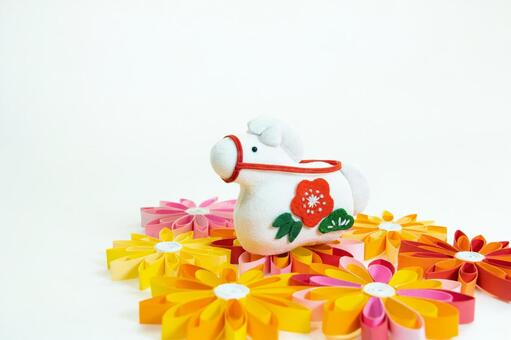 カラフルなペーパーフラワーと白馬の置物 年賀状,午年,白馬の写真素材