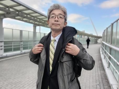 通勤途中のシニア男性サラリーマン シニア,シニア男性,シニアサラリーマンの写真素材