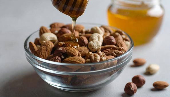 ミックスナッツに蜂蜜をかける ミックスナッツに蜂蜜をかけるの写真