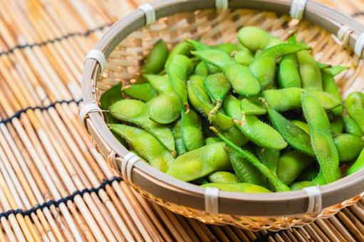 竹すだれと枝豆盛り 竹すだれと枝豆盛り 枝豆,竹ざる,竹すだれの写真素材