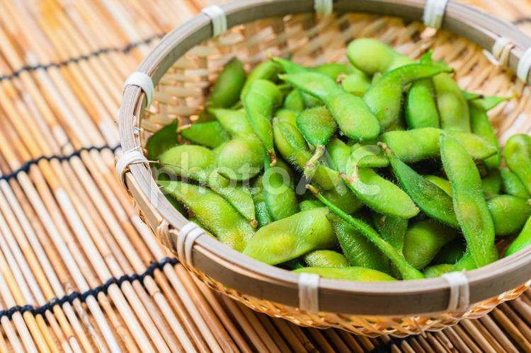 竹すだれと枝豆盛り 枝豆,竹ざる,竹すだれの写真素材