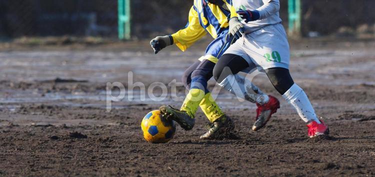 サッカー　フットボール サッカー,フットボール,泥の写真素材