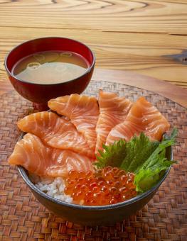 サーモン親子丼 定食 セットメニュー サーモン親子丼 定食 セットメニュー サーモン親子丼,鮭親子丼,定食の写真素材