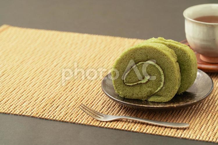 伝統的な抹茶ロールケーキと日本茶 抹茶,ロールケーキ,抹茶ロールケーキの写真素材