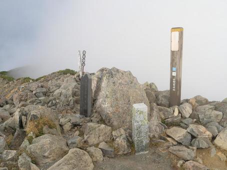 農鳥岳山頂 農鳥岳山頂 大門沢下降点,白根三山,北岳の写真素材