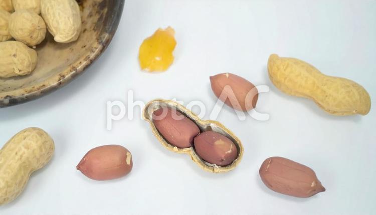落花生　白背景　秋の味覚　ピーナッツ 落花生,秋の味覚,ピーナッツの写真素材