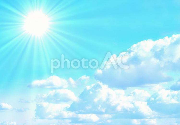 青空と白い雲と太陽の強い陽射し季節風景 空,入道雲,夏の写真素材