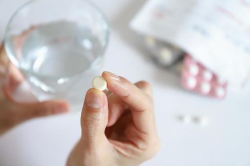 薬を飲む手元 薬を飲む手元 服薬,飲み薬,薬の写真素材