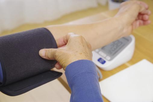 家庭用血圧計で血圧を測定する人の手元 血圧,血圧計,測定の写真素材