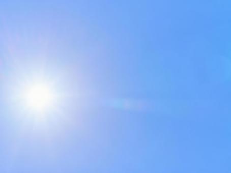 うだるような暑さイメージの青空と太陽 うだるような暑さイメージの青空と太陽 空,太陽,雲なしの写真素材