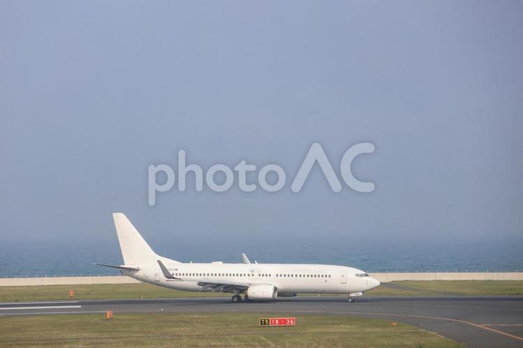 青空と滑走路の先 北九州空港,晴れ,快晴の写真素材
