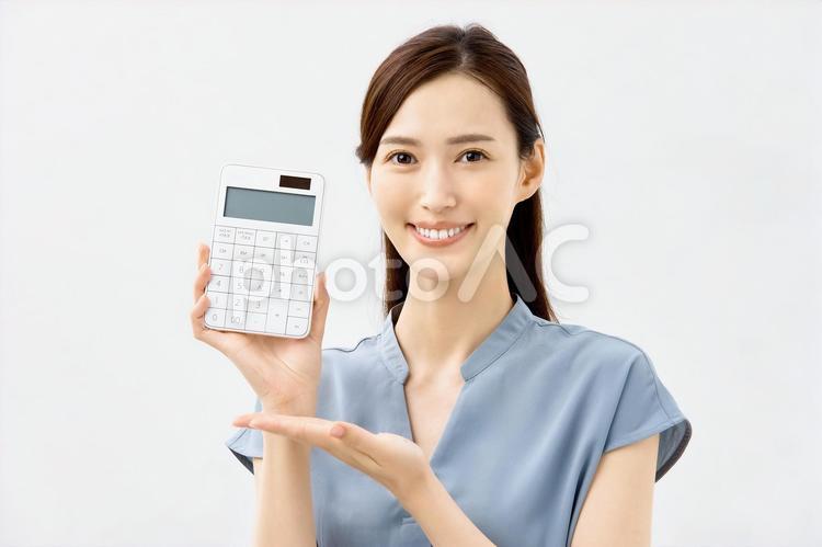 計算機を持つ女性　見積り 女性,計算機,主婦の写真素材
