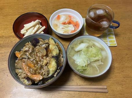 マーボー茄子丼定食 マーボー茄子丼定食 麻婆茄子,ナス,どんぶりの写真素材
