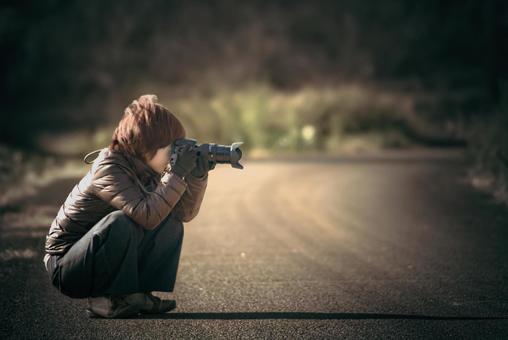 <素材>秋の公園で写真撮影をする女性 <素材>秋の公園で写真撮影をする女性 女性,写真,撮影の写真素材