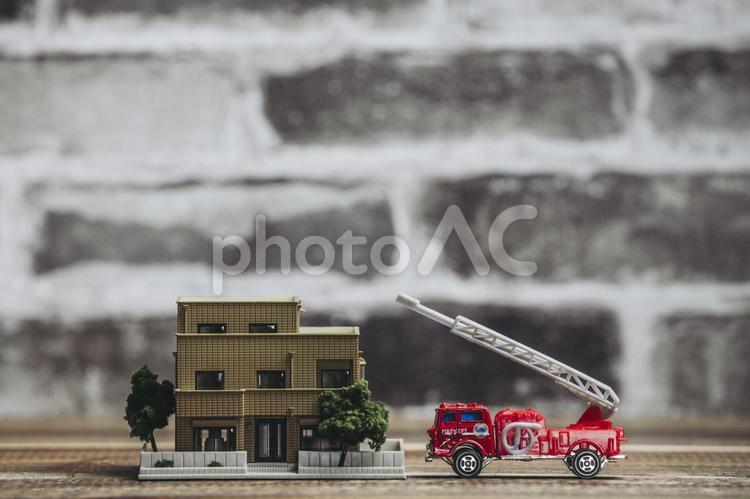 ミニチュアの住宅模型と消防車 住宅模型,ミニチュア,消防の写真素材