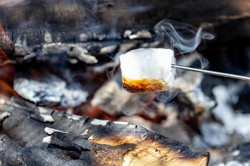 焦げ目が付き煙が出ているマシュマロ マシュマロ,焼く,スイーツの写真素材