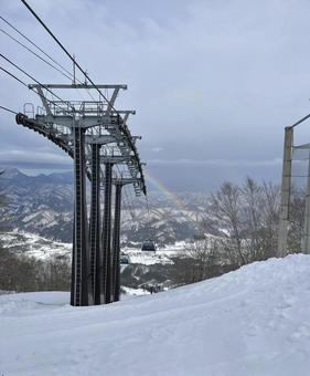 雪山にかかる虹と白馬のゴンドラ 雪山にかかる虹と白馬のゴンドラ 雪山,スキー場,ゴンドラの写真素材