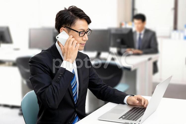 オフィスで電話する会社員 会社員,男性,日本人の写真素材